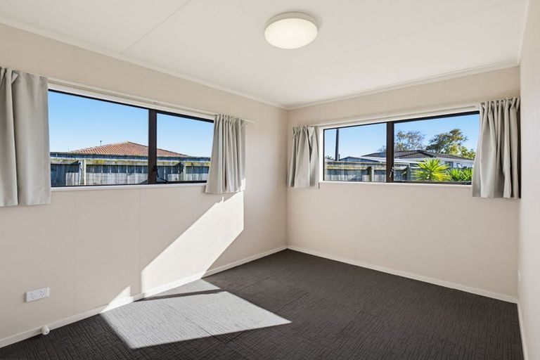 Photo of property in 26 Cumberland Place, Kelvin Grove, Palmerston North, 4414