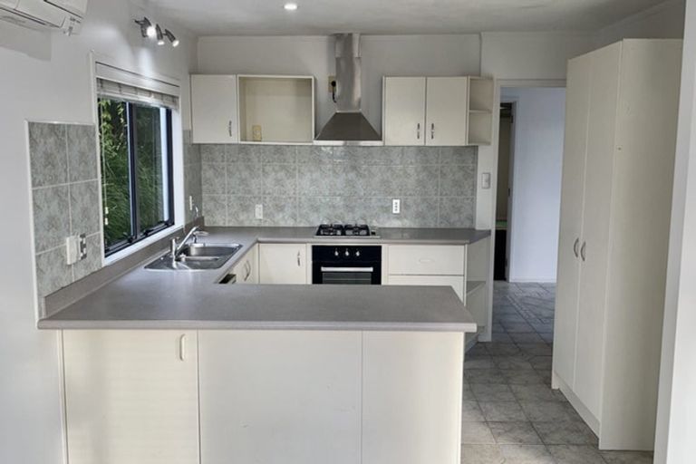 Photo of property in 2/90 Pupuke Road, Hillcrest, Auckland, 0627