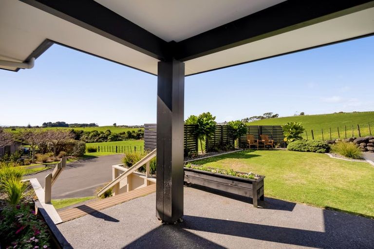 Photo of property in 4 Vardon Way, Waiwhakaiho, New Plymouth, 4312