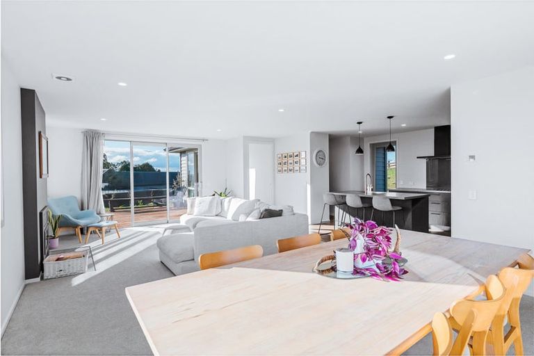 Photo of property in 5 Glendas Way, Acacia Bay, Taupo, 3385