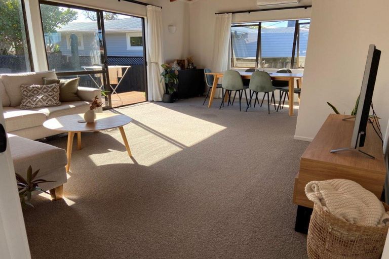 Photo of property in 2a Rixon Place, Te Atatu Peninsula, Auckland, 0610