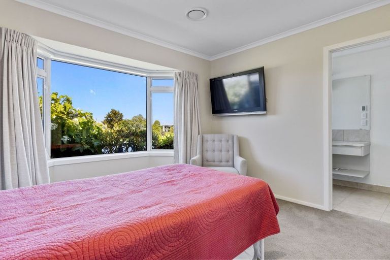 Photo of property in 5 Pukenamu Road, Rainbow Point, Taupo, 3330