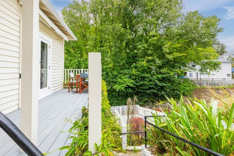 Photo of property in 35 Milton Road, Bluff Hill, Napier, 4110