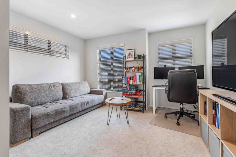 Photo of property in 17 Irving Place, Hobsonville, Auckland, 0616