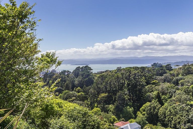 Photo of property in 37 Garden Road, Northland, Wellington, 6012