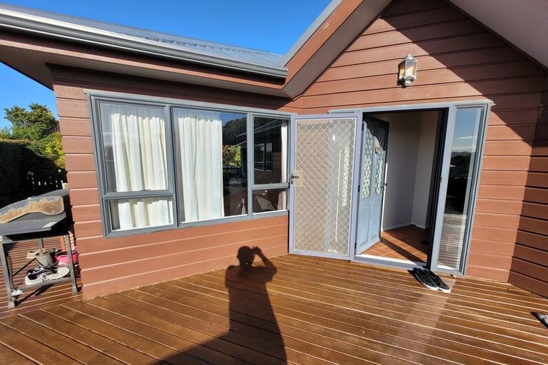 Photo of property in 15b Kinapori Terrace, Newlands, Wellington, 6037