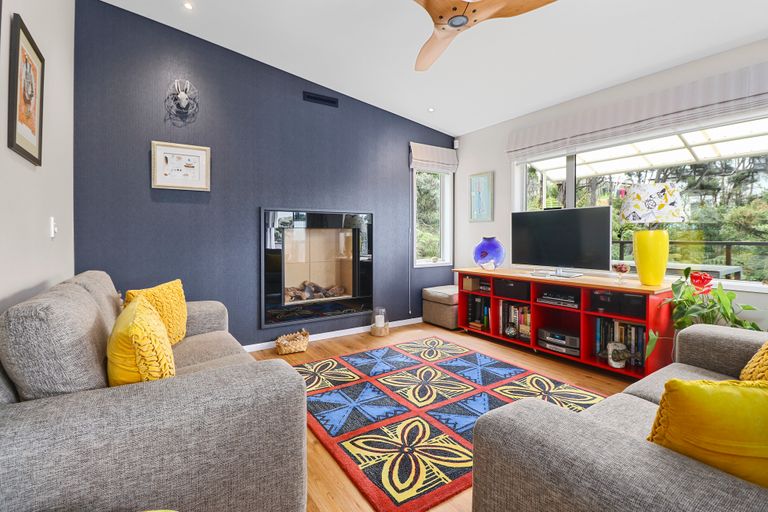 Photo of property in 4 Mccahon Place, Titirangi, Auckland, 0604