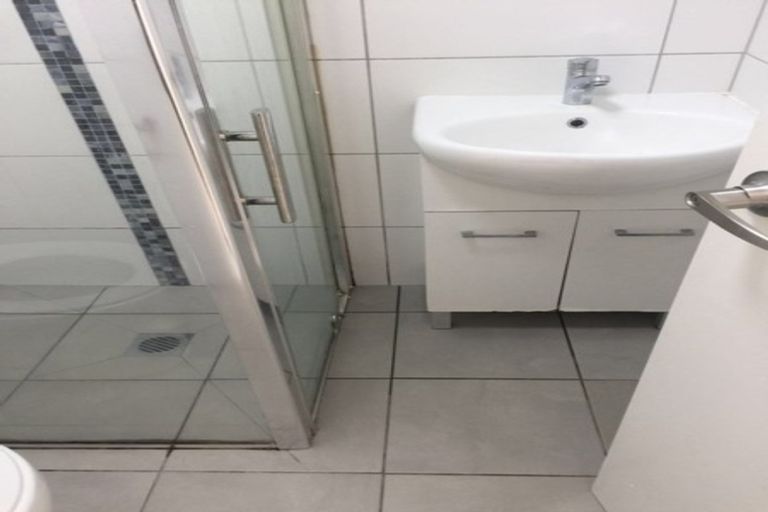 Photo of property in 2/70 Hogans Road, Glenfield, Auckland, 0629