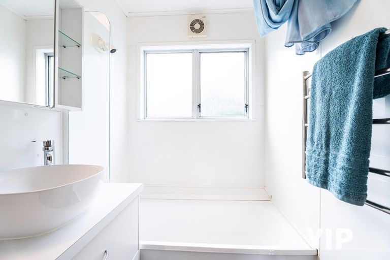 Photo of property in 24u1 Horokiwi Road West, Newlands, Wellington, 6037