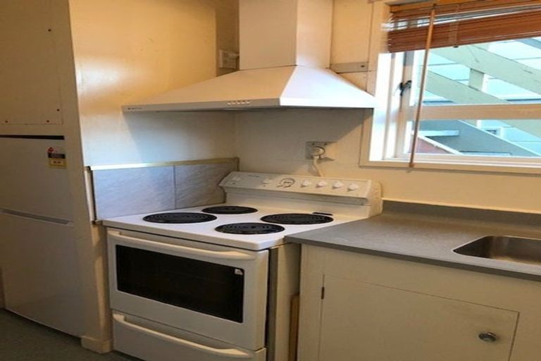 Photo of property in 82 Rolleston Street, Mount Cook, Wellington, 6021