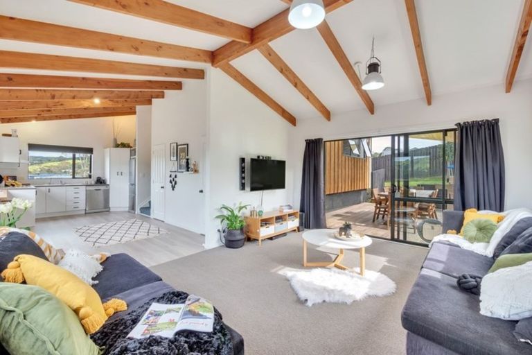 Photo of property in 15 Empressa Heights, Helensville, 0800