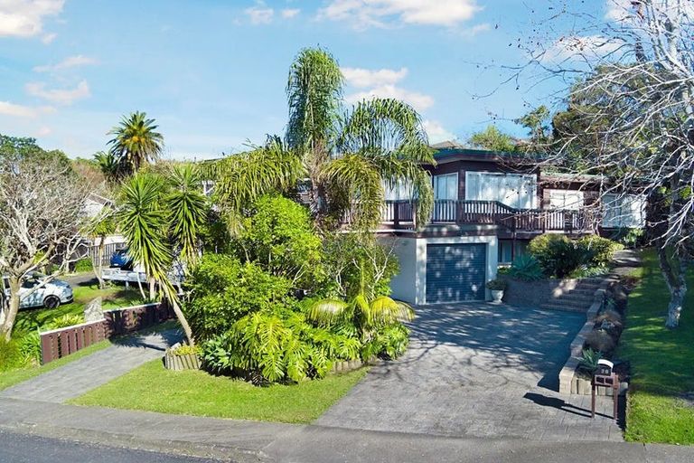 Photo of property in 28 Manhattan Heights, Glendene, Auckland, 0602
