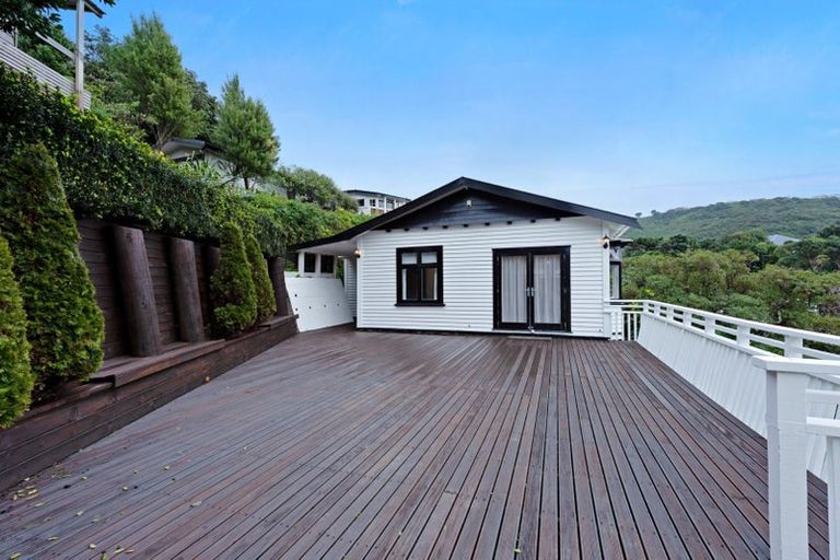 Photo of property in 55 Hungerford Road, Houghton Bay, Wellington, 6023