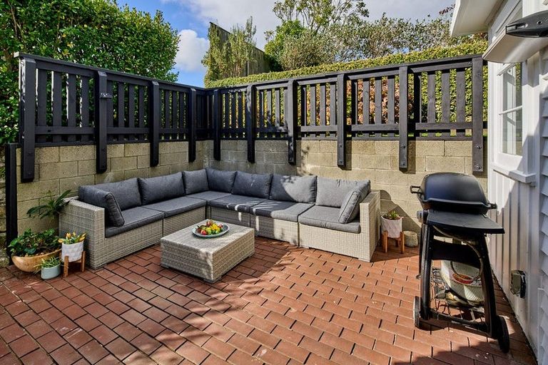 Photo of property in 41 Raroa Terrace, Tawa, Wellington, 5028
