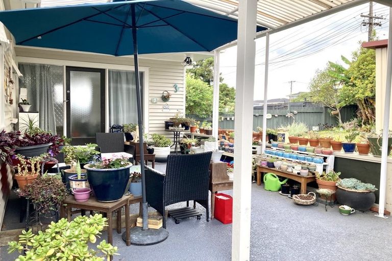 Photo of property in 1/65 Golf Road, New Lynn, Auckland, 0600