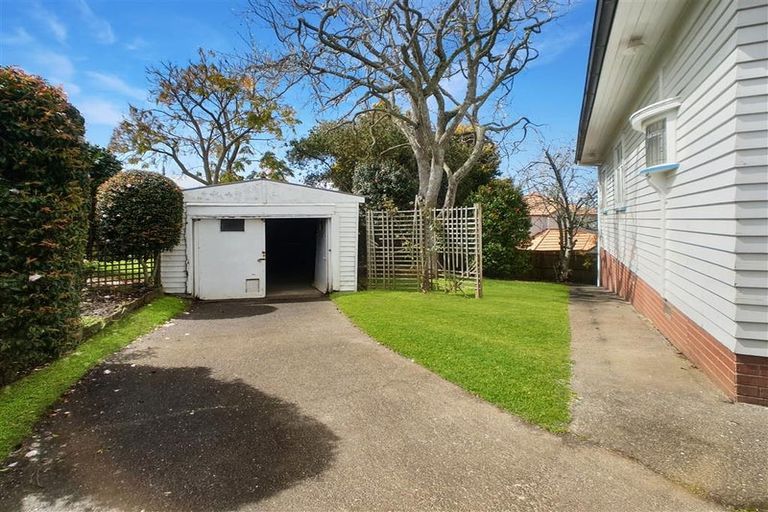 Photo of property in 16 Fruitvale Road, New Lynn, Auckland, 0600