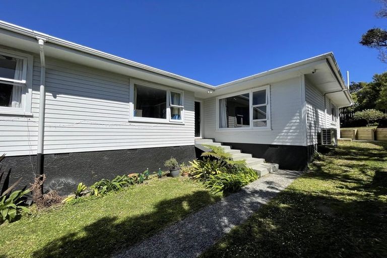 Photo of property in 6 Alder Place, Newlands, Wellington, 6037