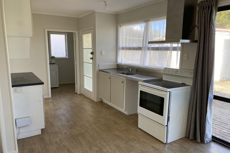 Photo of property in 6 Coburg Street, Henderson, Auckland, 0612