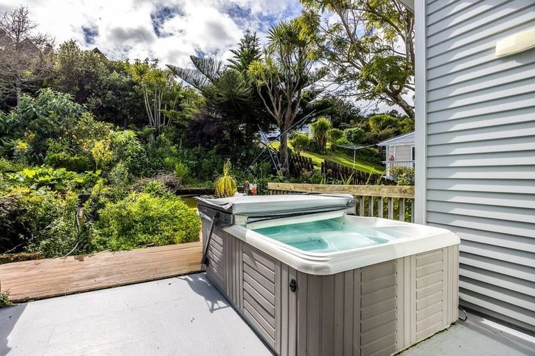 Photo of property in 18 Zita Avenue, Matakatia, Whangaparaoa, 0930