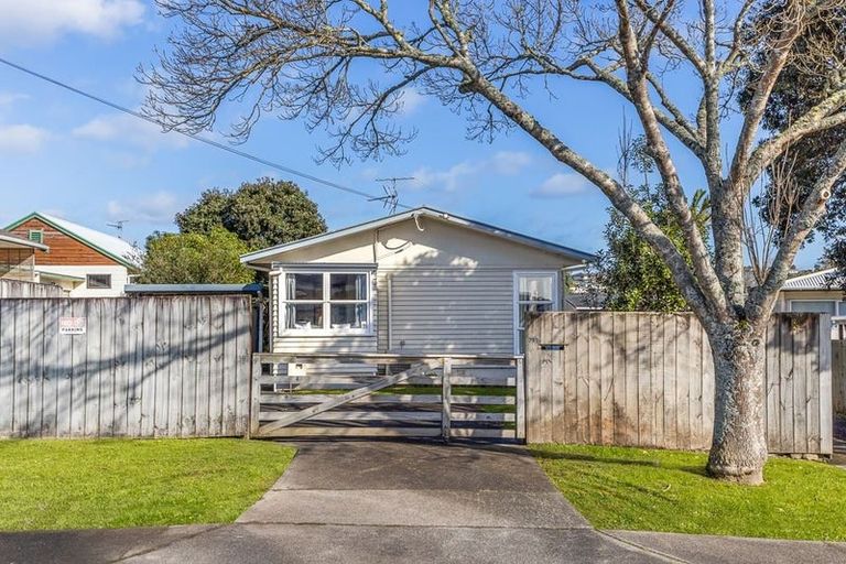 Photo of property in 71b Red Beach Road, Red Beach, 0932