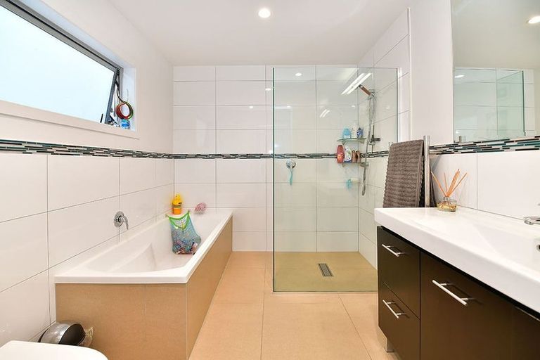 Photo of property in 43 Pohutukawa Avenue, Red Beach, 0932