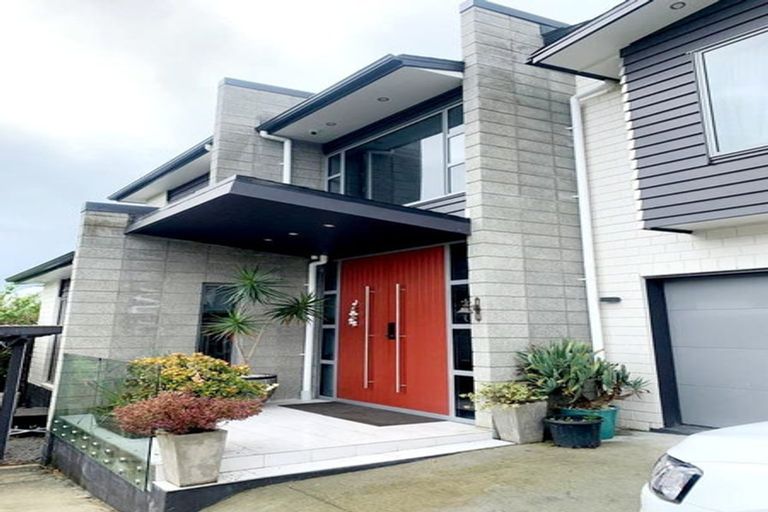 Photo of property in 37 Newington Road, Henderson, Auckland, 0612