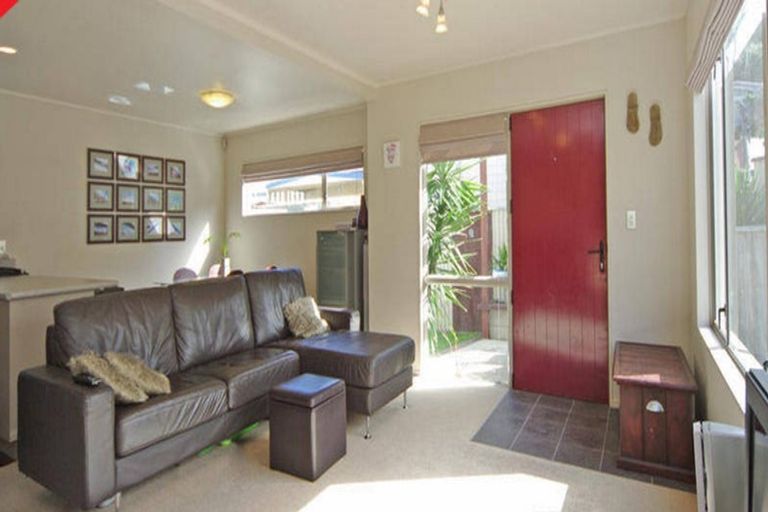 Photo of property in 2/131 Queens Drive, Lyall Bay, Wellington, 6022