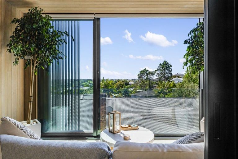 Photo of property in 3/90 Picasso Drive, West Harbour, Auckland, 0618