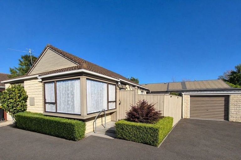 Photo of property in 2/92 North Avon Road, Richmond, Christchurch, 8013