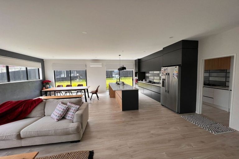 Photo of property in 8 Celestial Crescent, Orewa, 0931