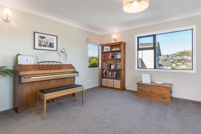 Photo of property in 2 Saunders Close, Whitby, Porirua, 5024