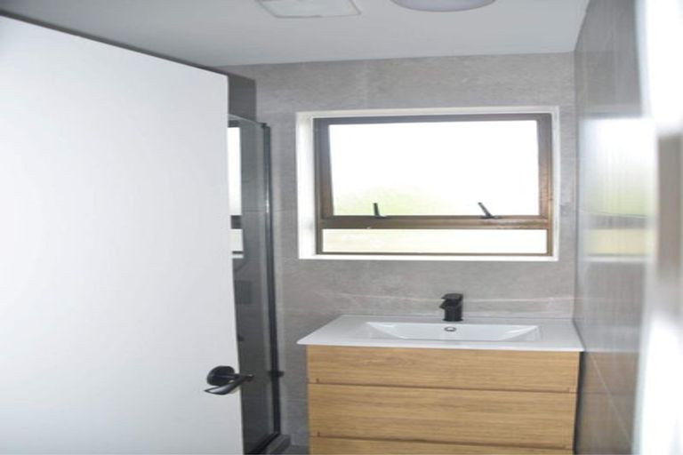 Photo of property in 1 Birchlea Rise, Goodwood Heights, Auckland, 2105