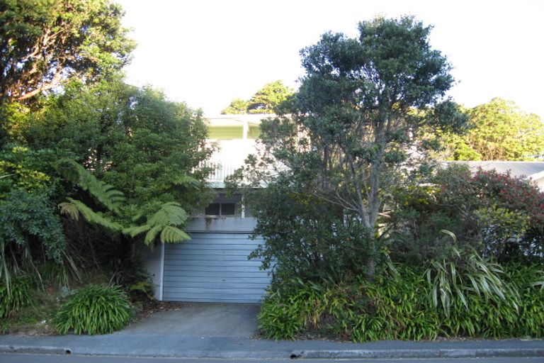 Photo of property in 8 Waikare Street, Karori, Wellington, 6012