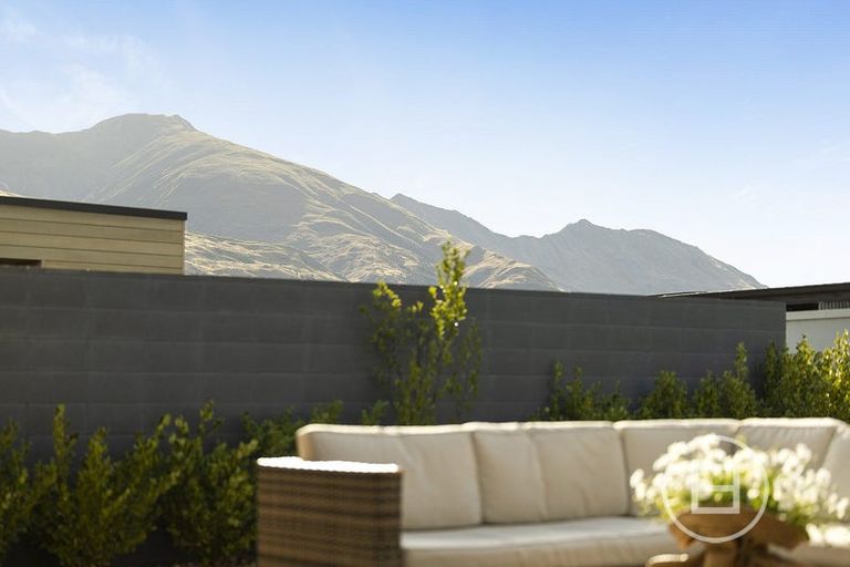 Photo of property in 4 Stackbrae Avenue, Wanaka, 9305