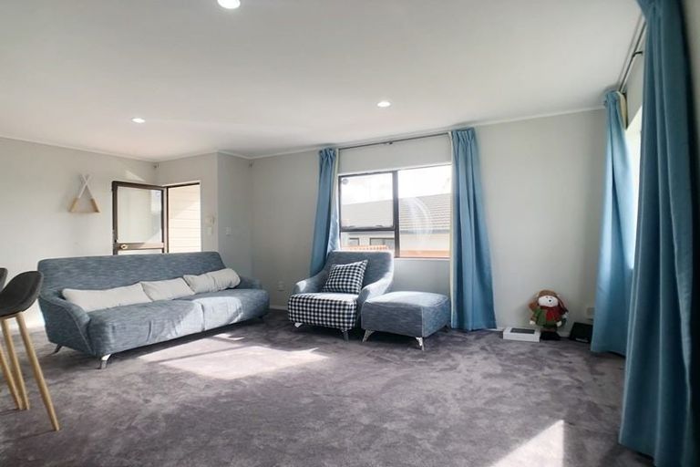 Photo of property in 1/3 Sevilla Place, Unsworth Heights, Auckland, 0632