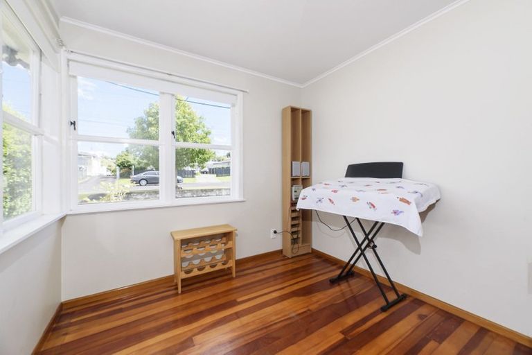 Photo of property in 18 Huruhuru Road, Massey, Auckland, 0614