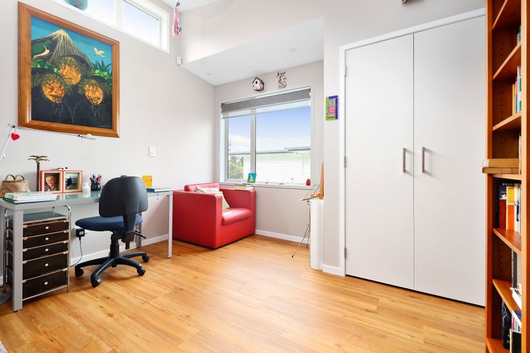 Photo of property in 4 Mccahon Place, Titirangi, Auckland, 0604