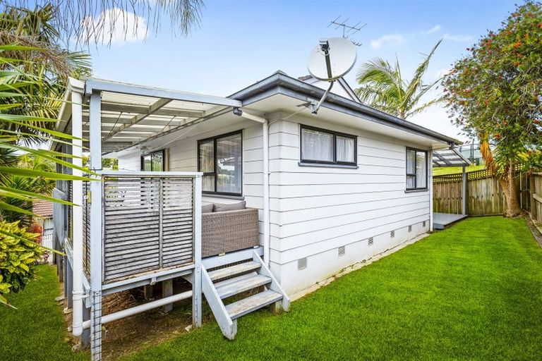 Photo of property in 2/20 Landsdale Place, Massey, Auckland, 0614