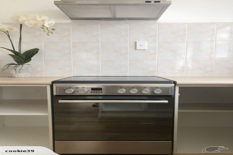 Photo of property in 1/90 Pupuke Road, Hillcrest, Auckland, 0627