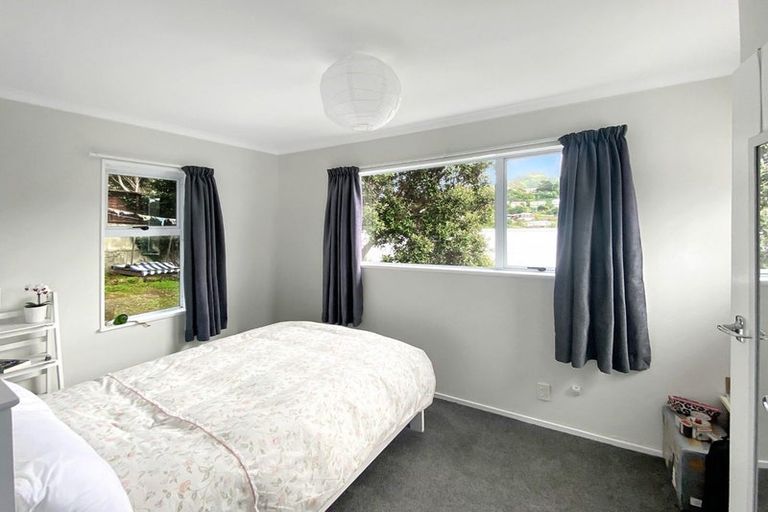 Photo of property in 27 Kellsmere Crescent, Island Bay, Wellington, 6023