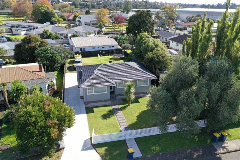 Photo of property in 1 Coburg Street, Henderson, Auckland, 0612