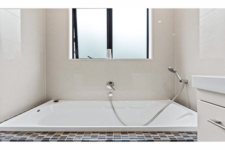 Photo of property in 21 Mariners View Road, Beach Haven, Auckland, 0626