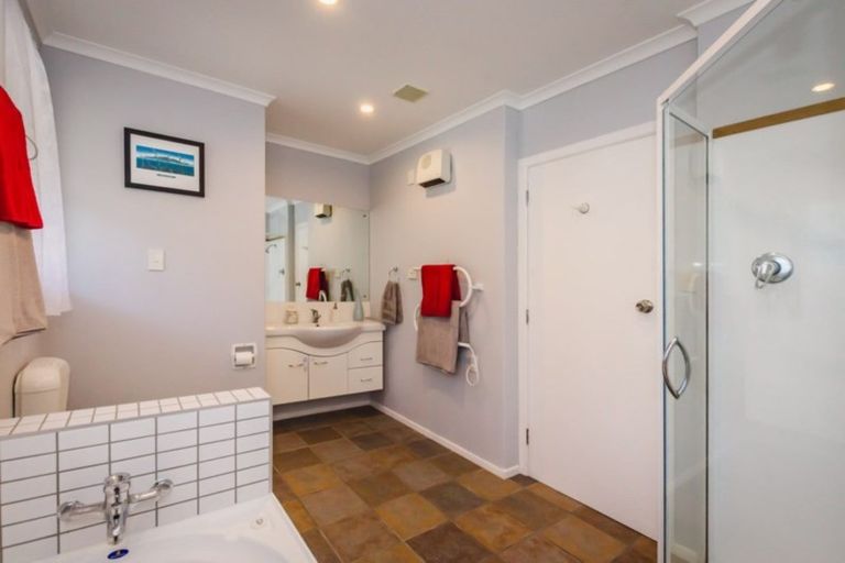 Photo of property in 4 Iti Grove, Waikanae, 5036