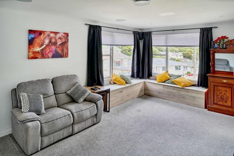 Photo of property in 27 Griffiths Grove, Newlands, Wellington, 6037