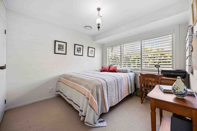 Photo of property in 8 Hedge Row, Sunnyhills, Auckland, 2010