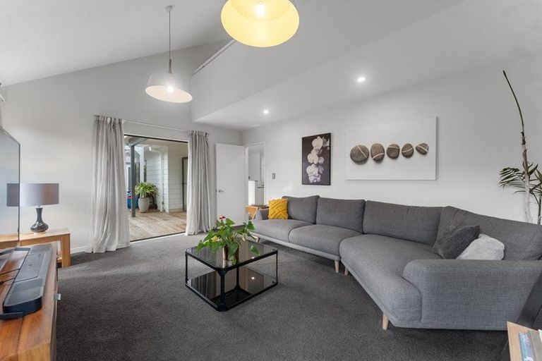 Photo of property in 2/8 Phillip Parade, Forrest Hill, Auckland, 0620