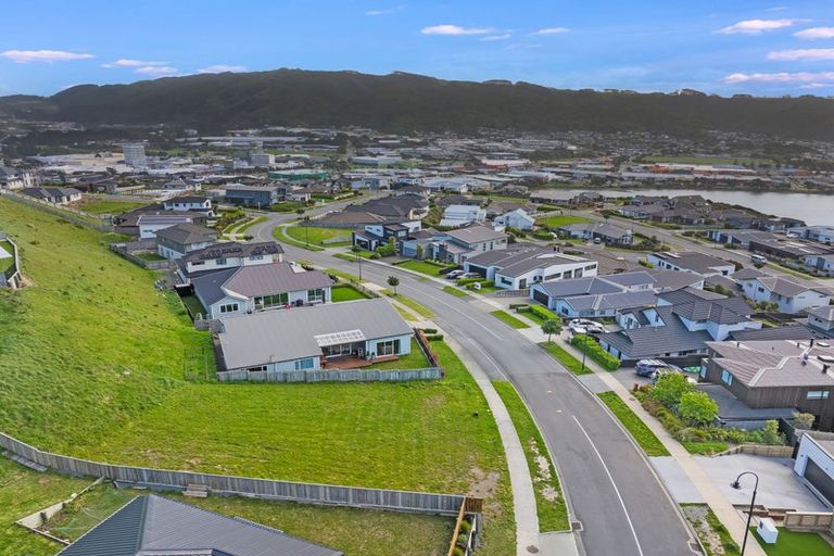 Photo of property in 105 Queen Charlotte Drive, Aotea, Porirua, 5024