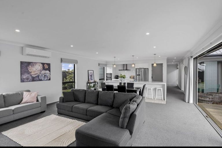 Photo of property in 129 Aviemore Drive, Highland Park, Auckland, 2010