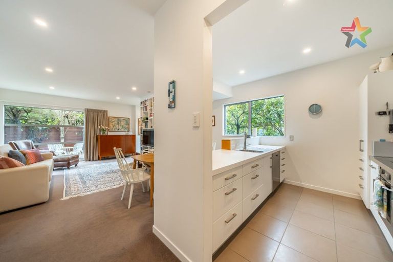 Photo of property in 2 Tiketike Way, Brooklyn, Wellington, 6021
