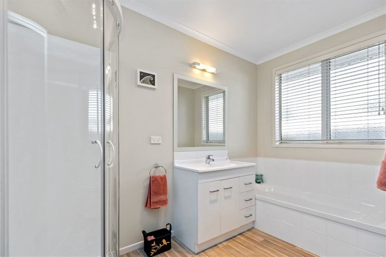 Photo of property in 28 Oakwood Way, Papamoa Beach, Papamoa, 3118